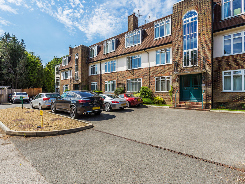 2 Bed Apartment To Rent in Redhill